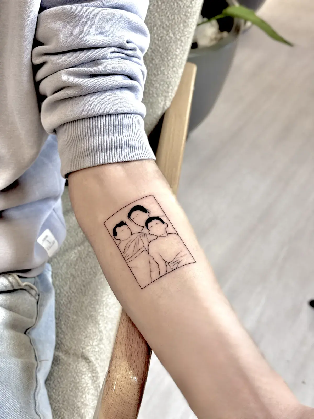 Ön kolda çerçeveli iki figür fine line dövmesi