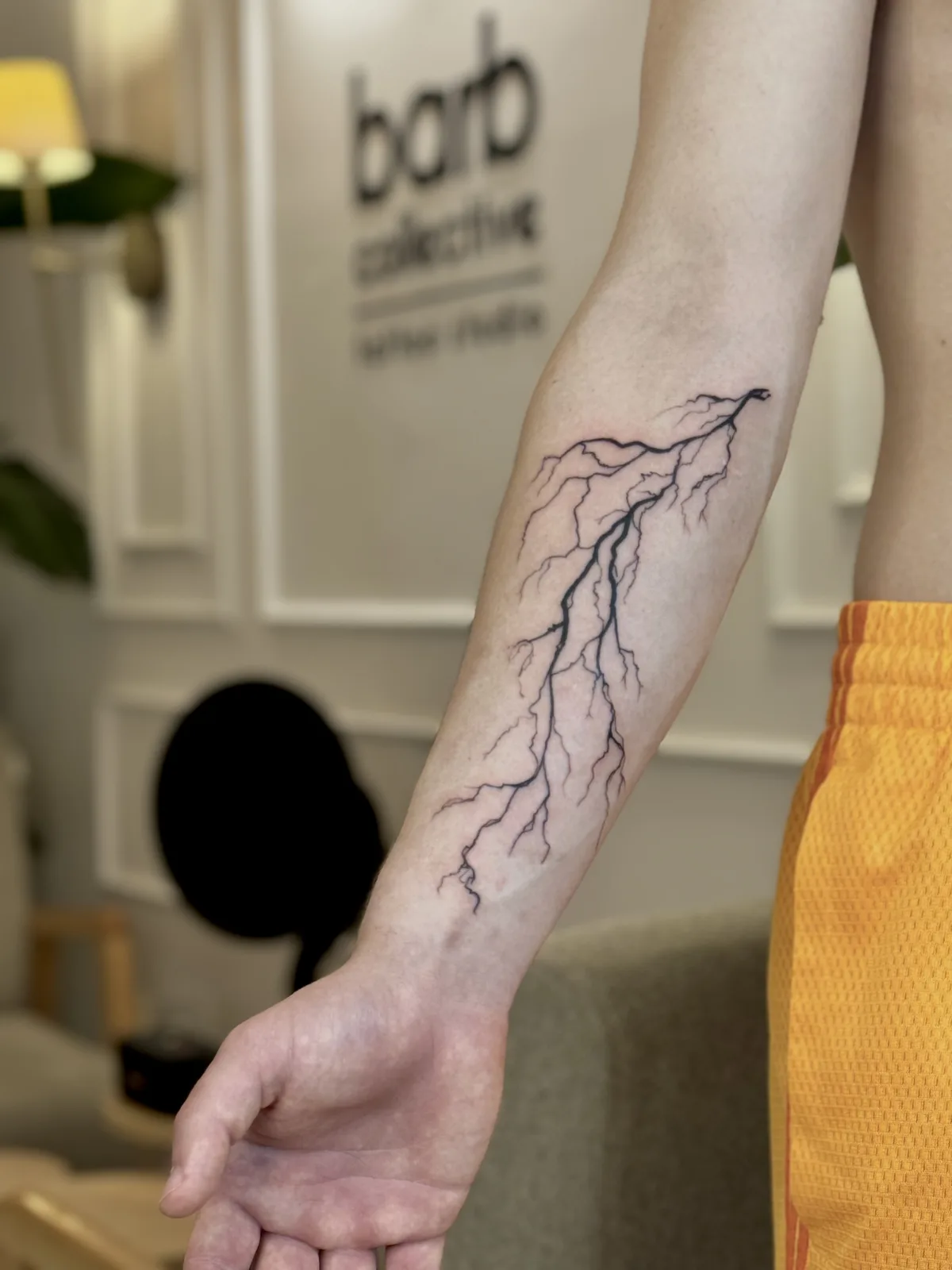 Ön kolda dallanan çizgisel şimşek fine line dövmesi