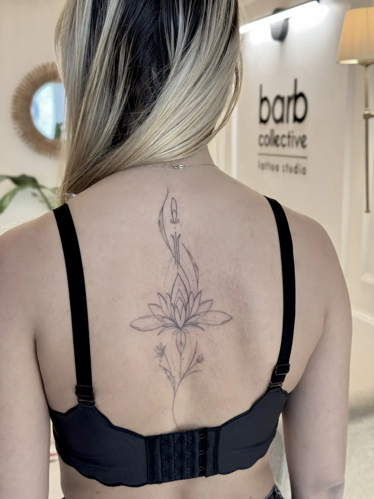 Sırtta botanik çizgilerden oluşan ornamental dövme