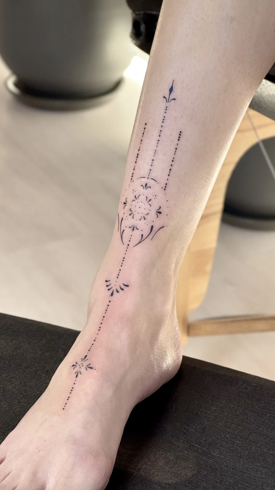 Alt bacak boyunca uzanan dotwork ornamental dövme