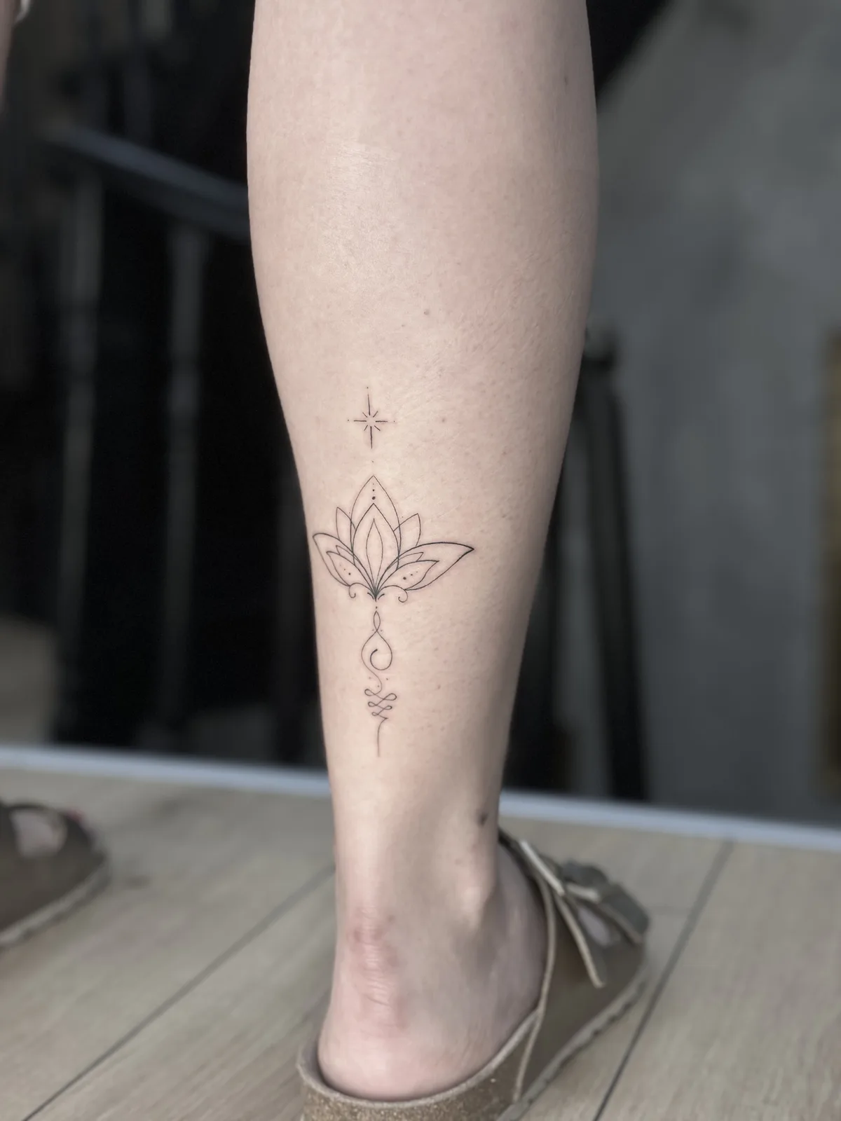 Ön kolda lotus motifli ornamental dövme