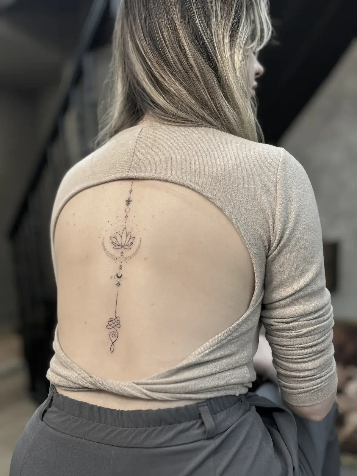 Omurga boyunca sembollerden oluşan ornamental dövme
